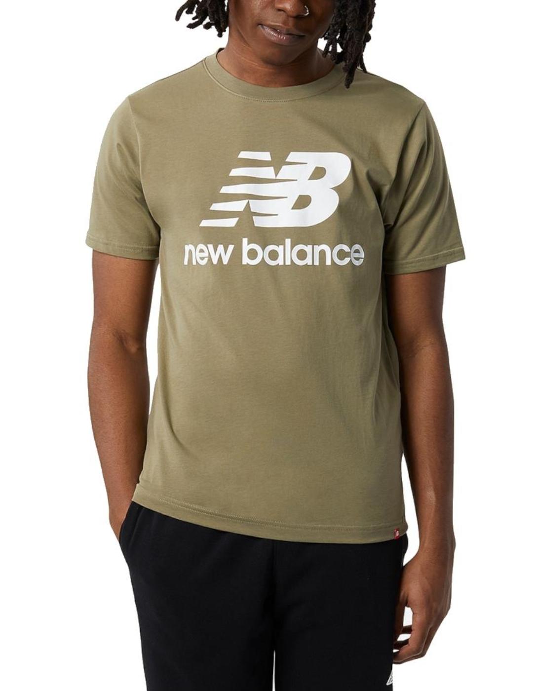Estructuralmente aves de corral Trágico Camiseta New Balance Essentials Hombre Verde